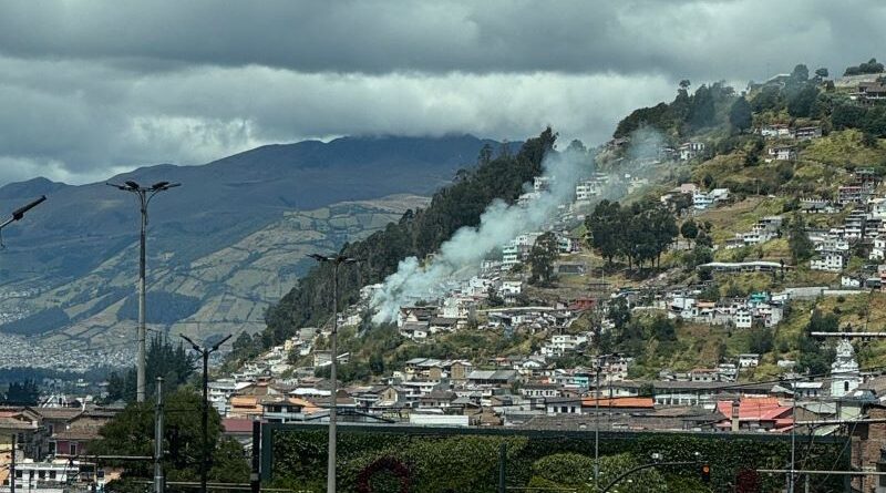 Incendio en El Panecillo fue sofocado por personal de Bomberos de Quito