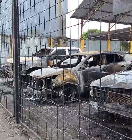 Incendio provocado en patio de vehículos alarma a Santo Domingo