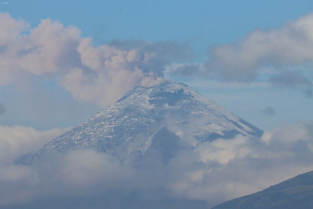 Instituto Geofísico monitorea el Volcán Cotopaxi tras 70 réplicas por sismo en Machachi