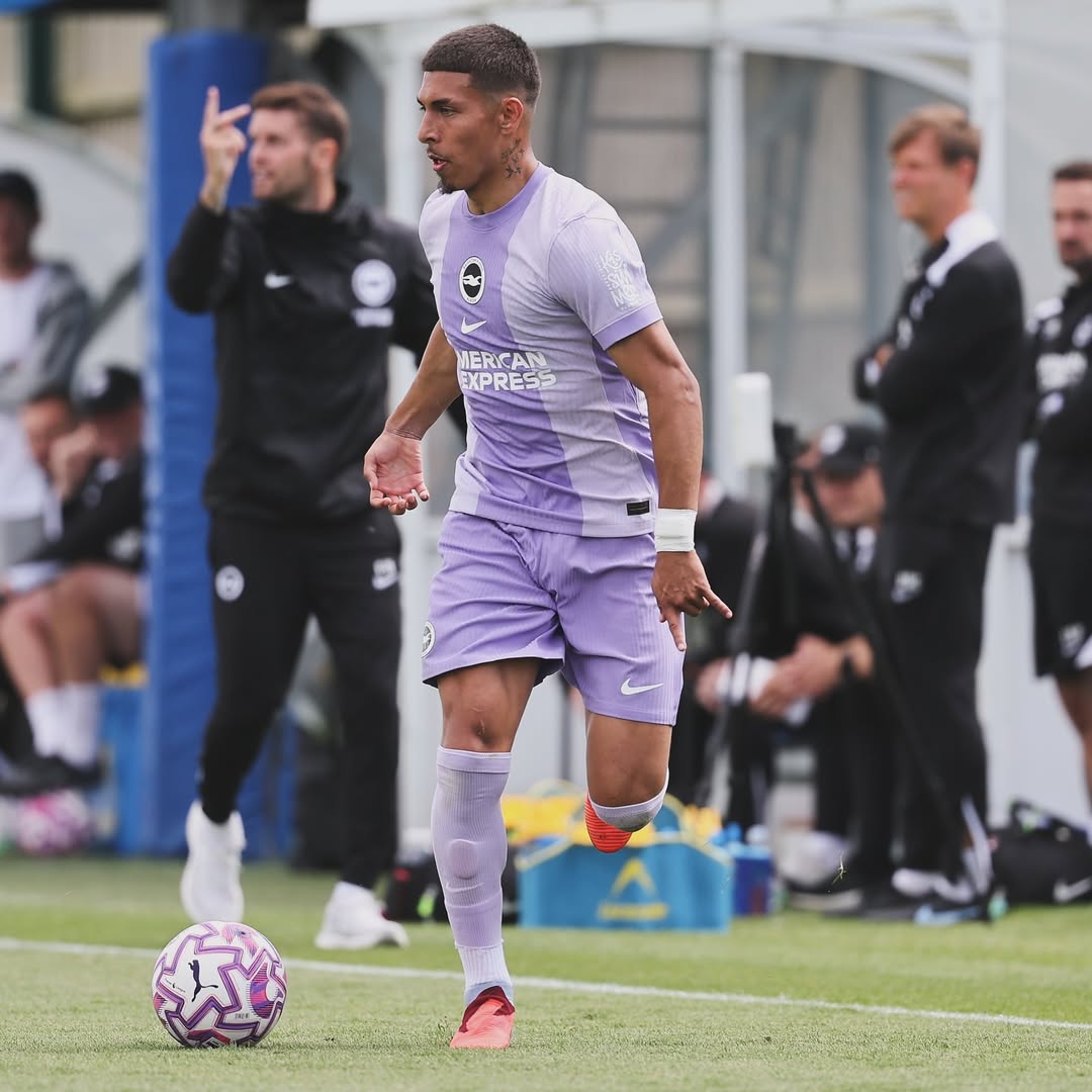 Jeremy Sarmiento jugó varios amistoso con Brighton pero aún no define si se queda en el club