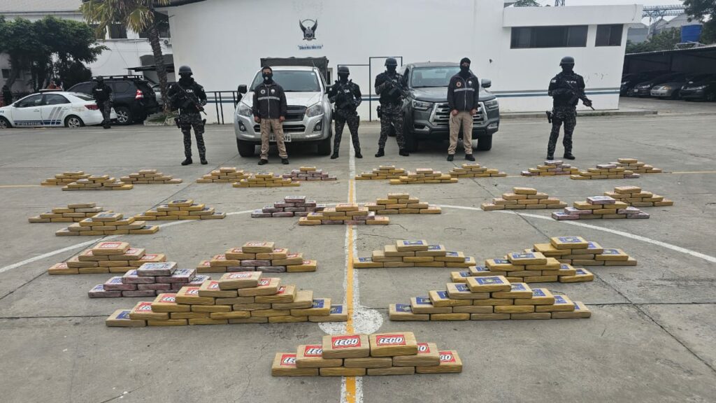 La Policía Nacional, en coordinación con el Grupo de Intervención y Rescate (GIR), allanaron una finca en el sitio El Aromo, en Manta.