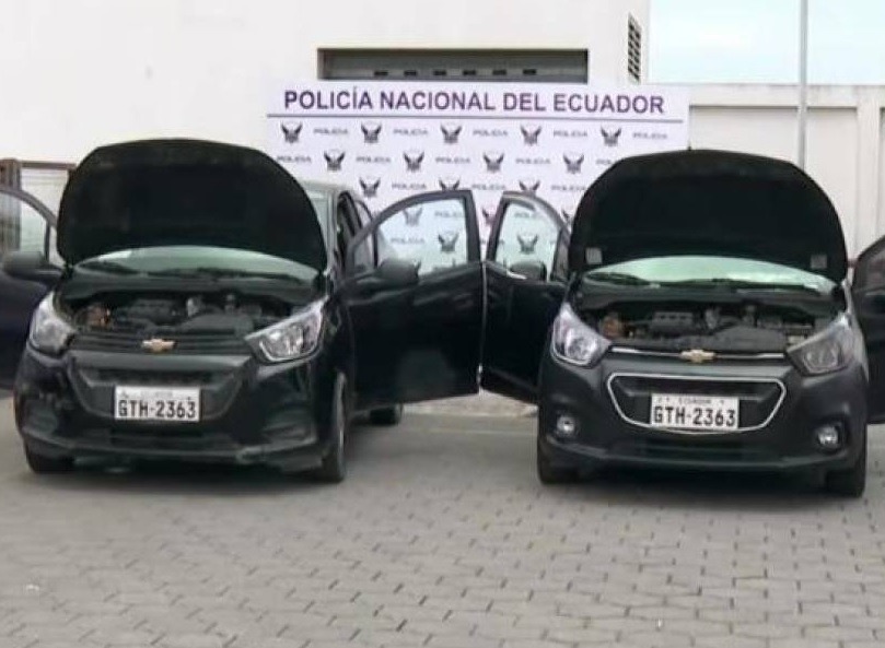 La Policía Nacional retuvo dos vehículos idénticos, del mismo modelo, color y con la misma placa, en el suburbio de Guayaquil.