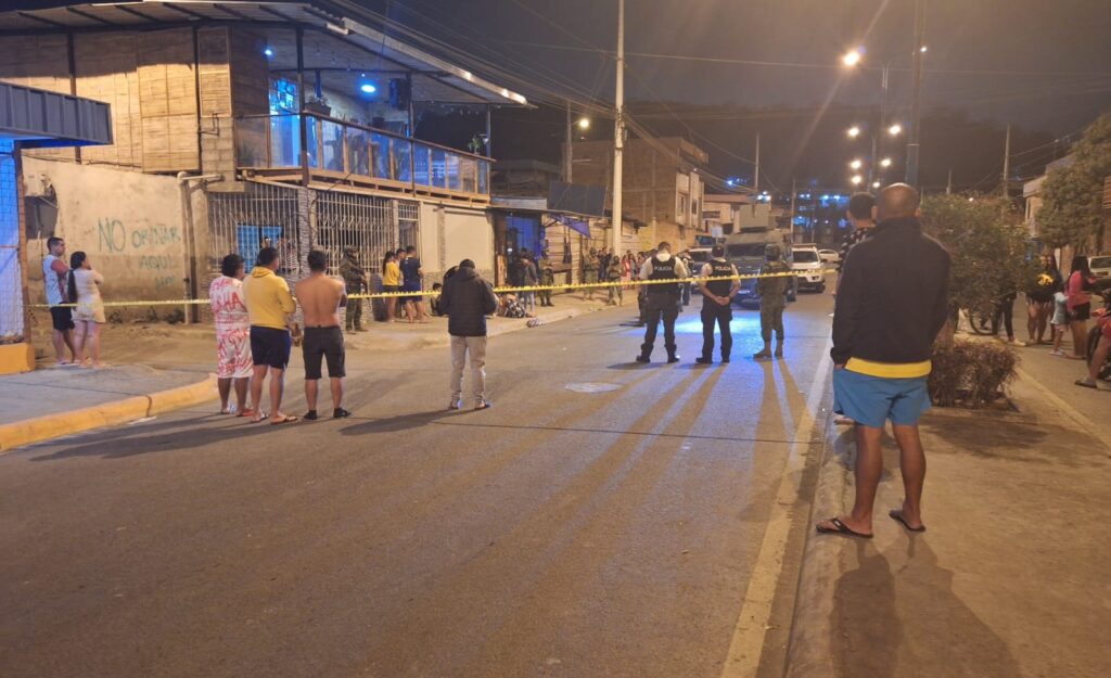 La Policía acordonó la escena del crímen para realizar el levantamiento del cuerpo.