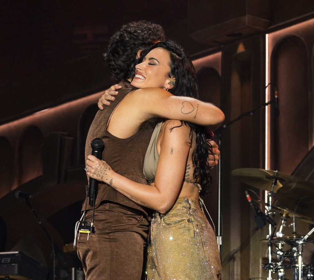 La cantante Demi Lovato junto al Joe Jonas durante el concierto en New Jersey. FOTO: ddlovato (Instagram).