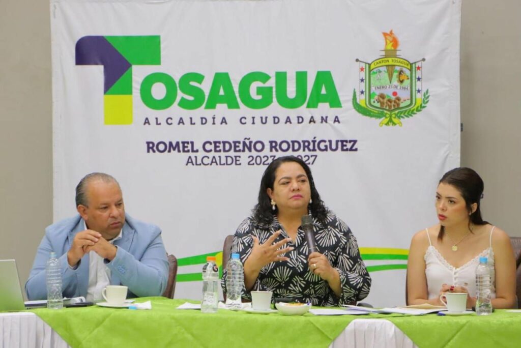 La gobernadora de Manabí, Aurora Valle, encabezó la reunión junto con el alcalde Romel Cedeño.