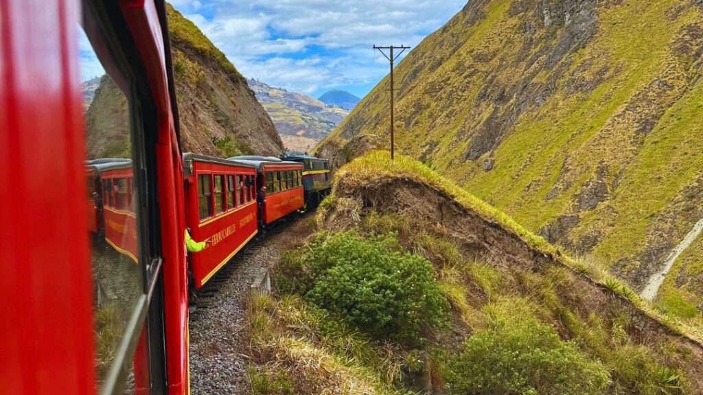 La histórica ruta del tren de Alausí vuelve a operar tras cinco años de inactividad
