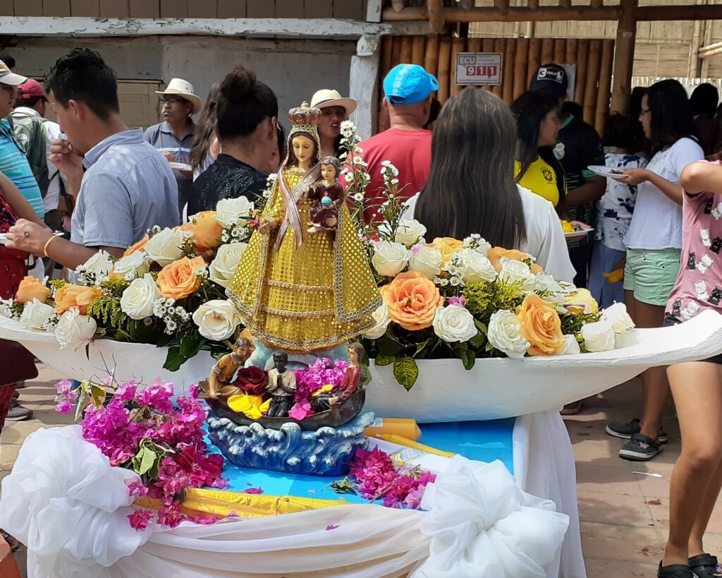 La imagen de la Virgen de la Caridad, que fue hallada en Cuba flotando en el mar en 1612. Ahora volvió a cruzar aguas para hacerse parte del alma manabita.