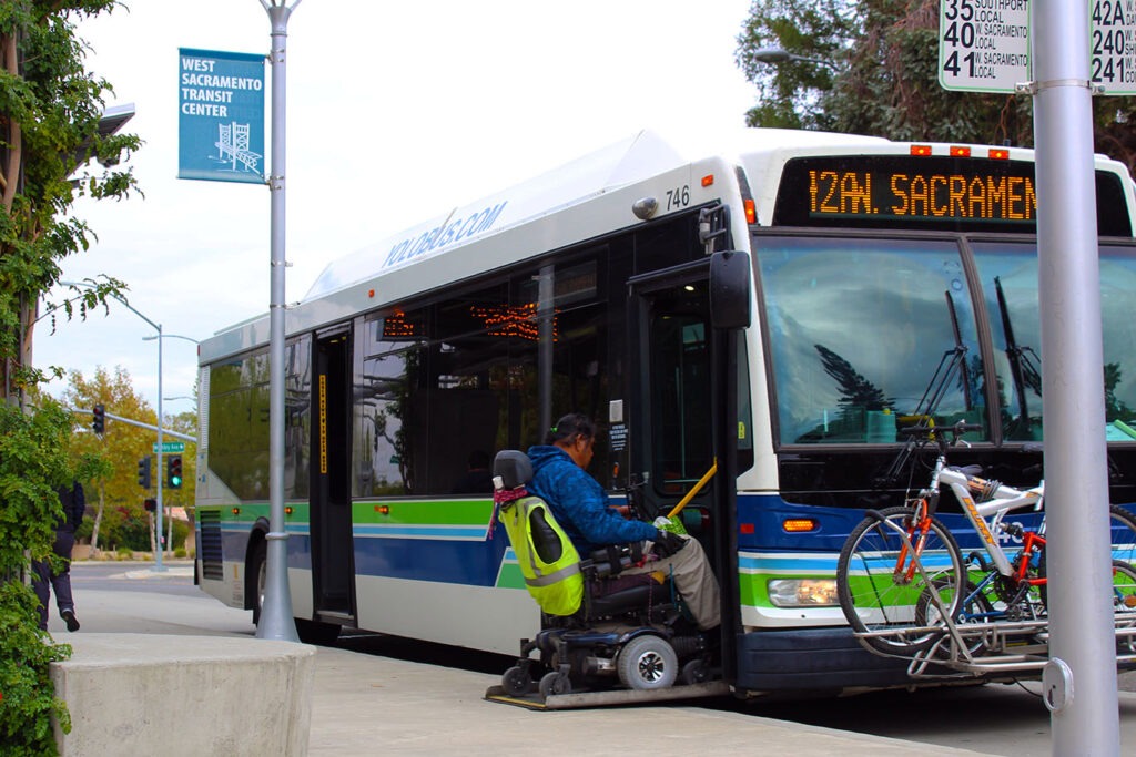 La mayoría de los buses en EE.UU. cuentan con aire acondicionado, accesos para personas con discapacidad, y otras facilidades.