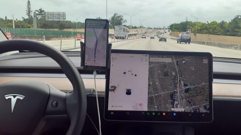 La mayoría de los consultados prefirió Google Maps y Waze, navegadores que alertan de accidentes, fenómenos climatológicos, desvíos y obras cercanas en la vía. (Kike Perdomo)