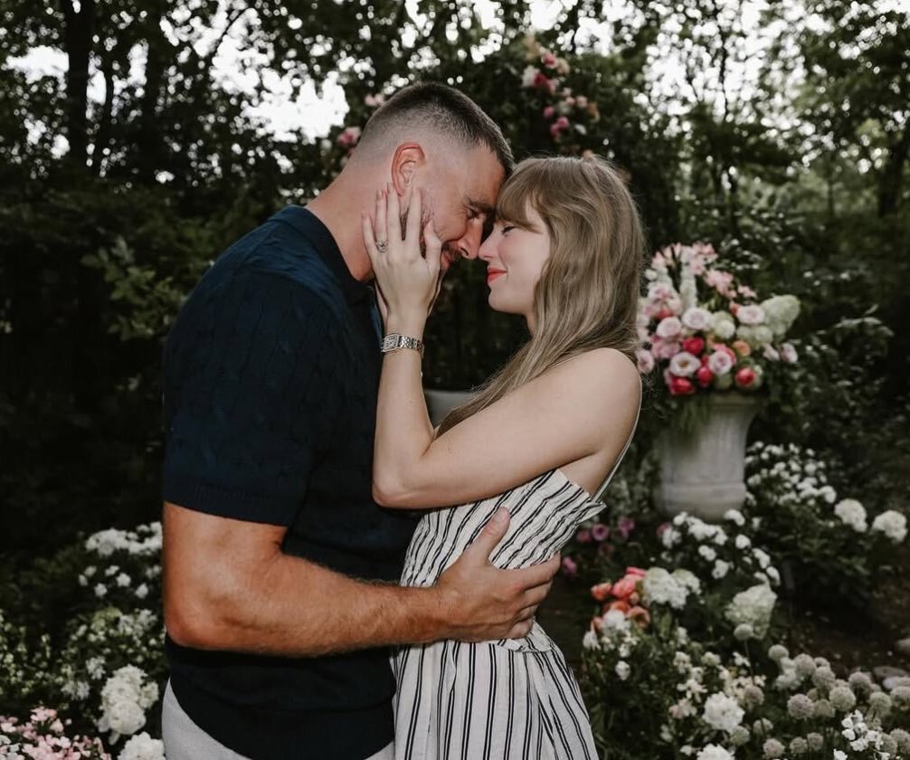 La pareja se comprometió oficialmente, tras dos años de relación.