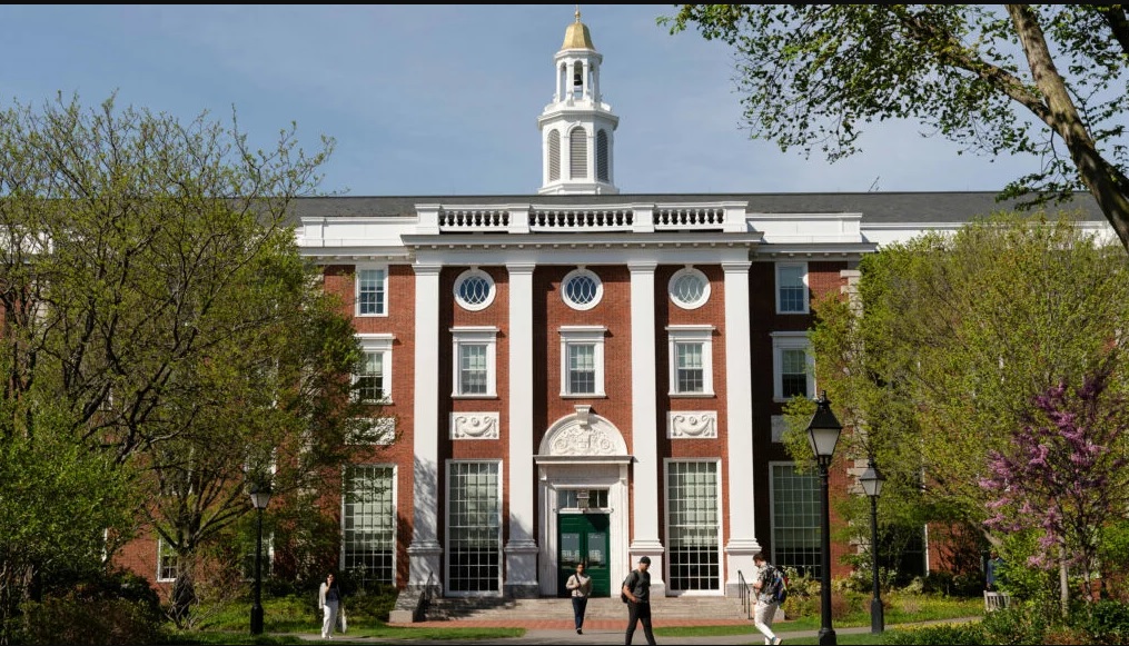 La universidad Harvard, fundada en 1636, es considerada una de las instituciones educativas más prestigiosas del mundo.