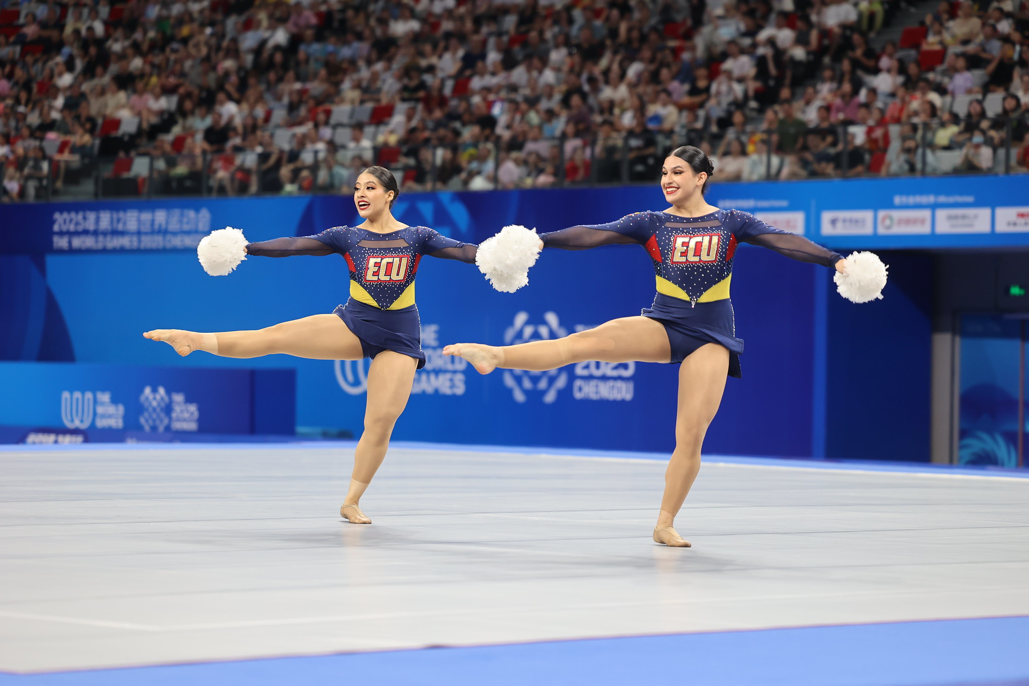 Las deportistas ecuatorianas Fabiana Vélez y Jennifer García en su presentación en la final