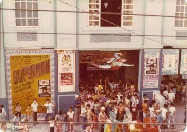 Las multitud saliendo del cine Victoria luego de disfrutar de una película de Superman.