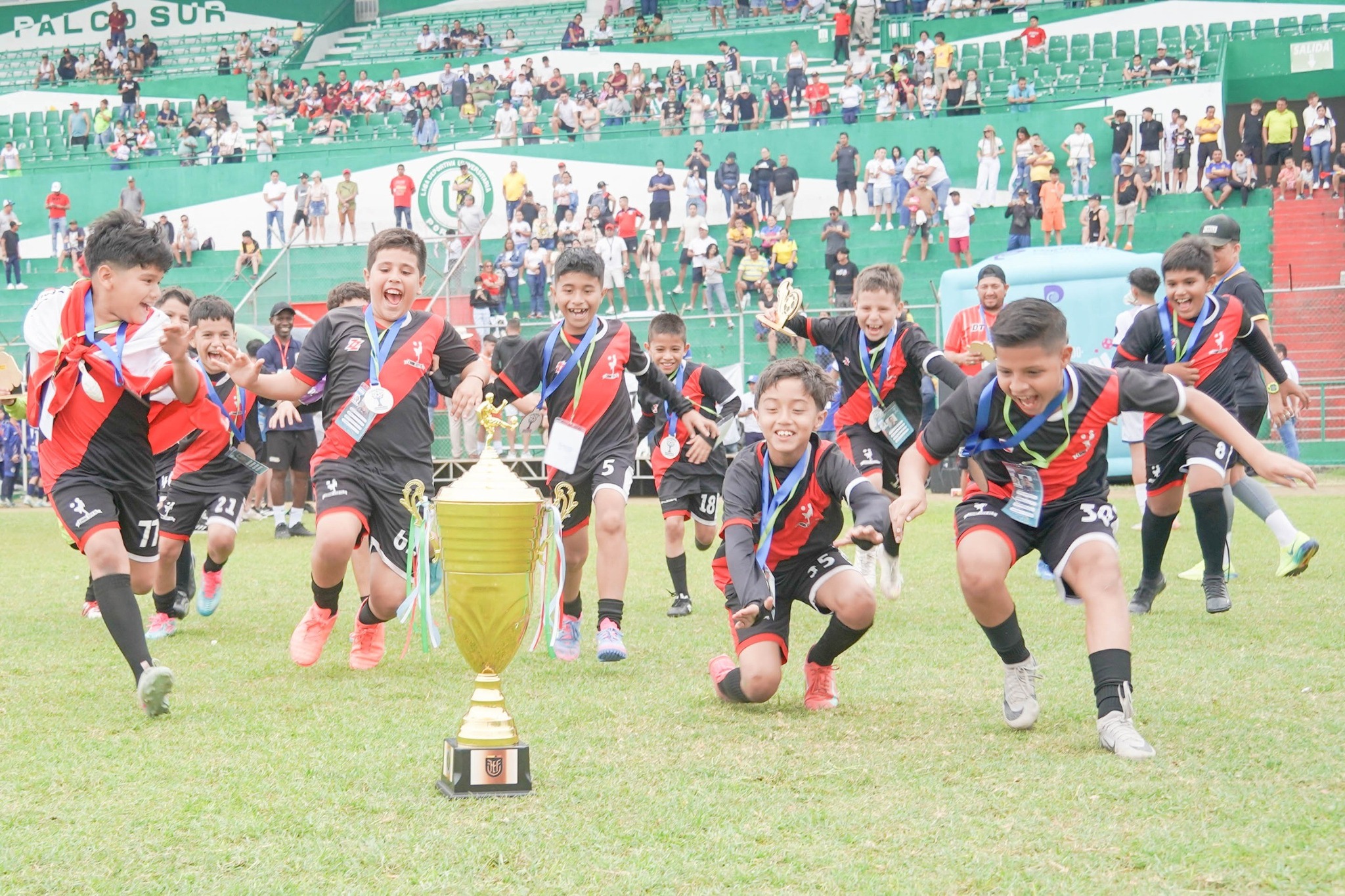 Los jugadores de Chone City celebran tras quedar campeones en la categoría sub-9