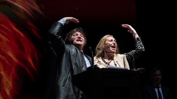 Los casos de corrupción acorralan a los hermanos Milei a las puertas de las legislativas de octubre.