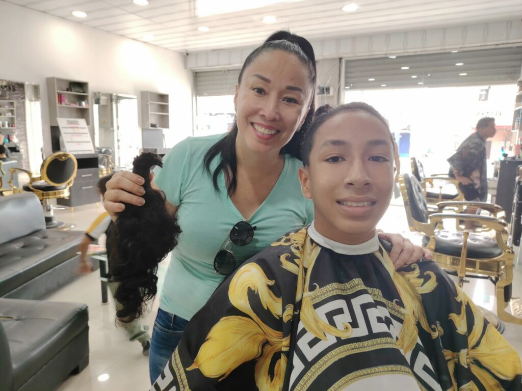 Maddox, junto a Rocío, su madre, en la peluquería.