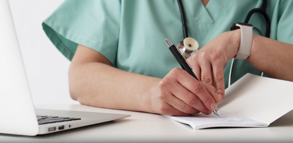Médicos ecuatorianos enfrentan nuevas barreras en Argentina