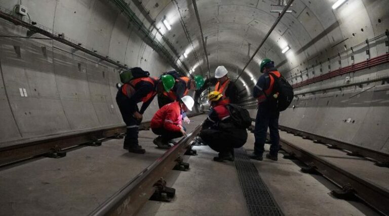 Metro de Quito mantiene operativos sus 13 sistemas pese a contratos pendientes de mantenimiento