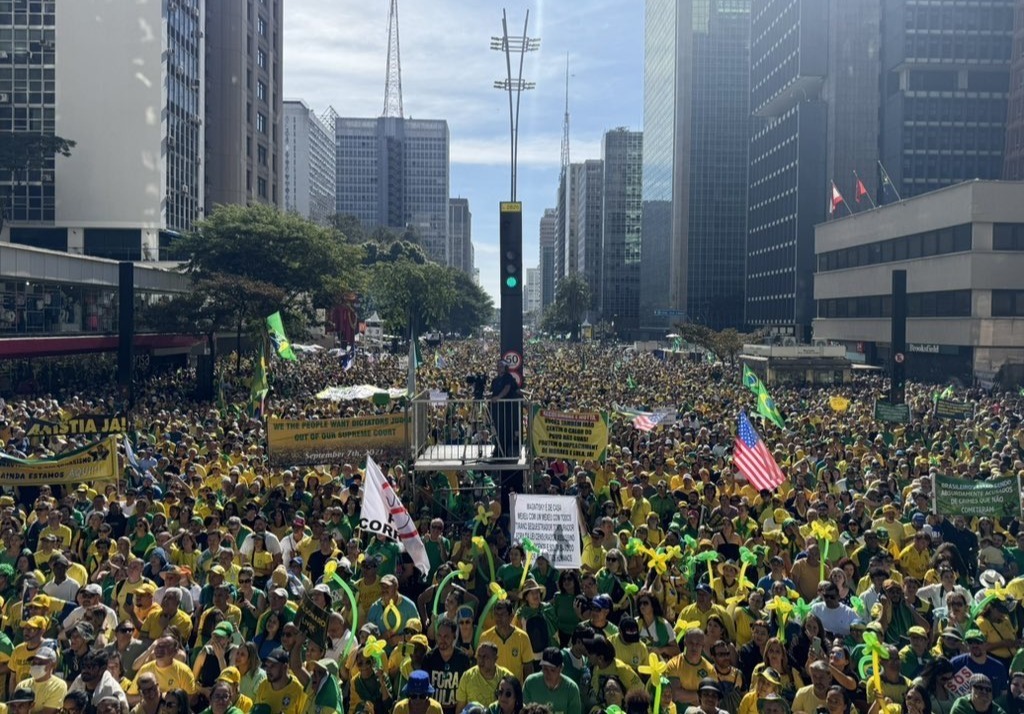 Miles de brasileños protestan en apoyo a Jair Bolsonaro y contra Lula y De Moraes