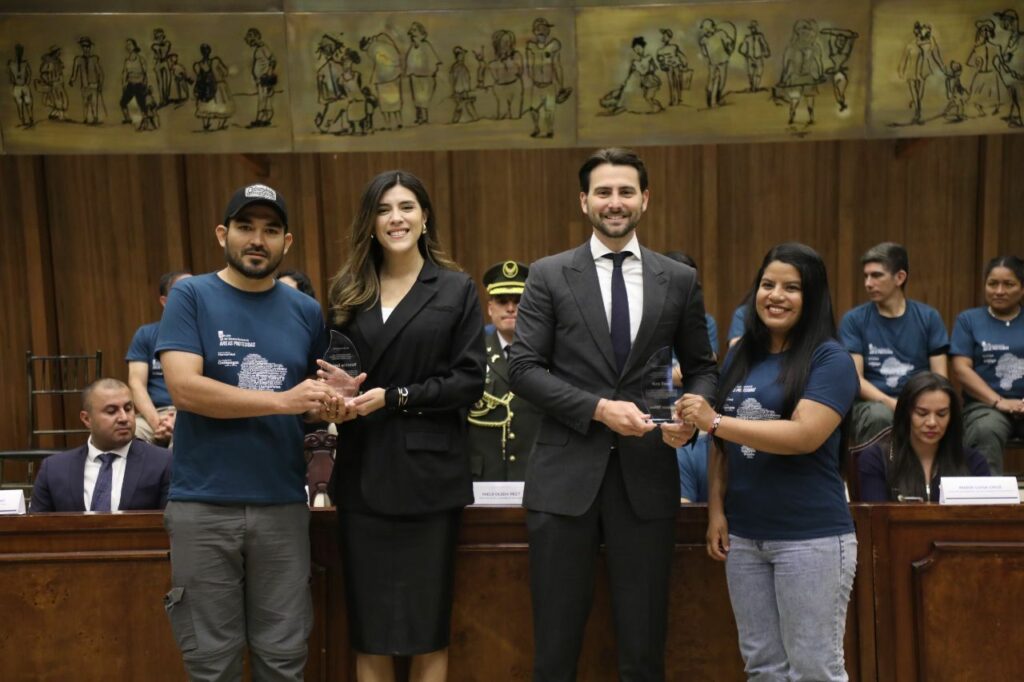 Ministerio de Ambiente condecora a Niels Olsen y Valentina Centeno por fortalecer la protección de áreas naturales