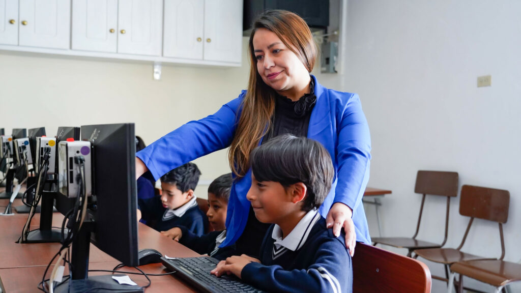 Ministerio de Educación incorpora a 2.800 nuevos profesionales para mejorar el servicio educativo en el país