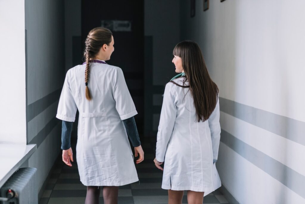 Ministerio de Salud de Ecuador anuncia asignación económica para médicos posgradistas