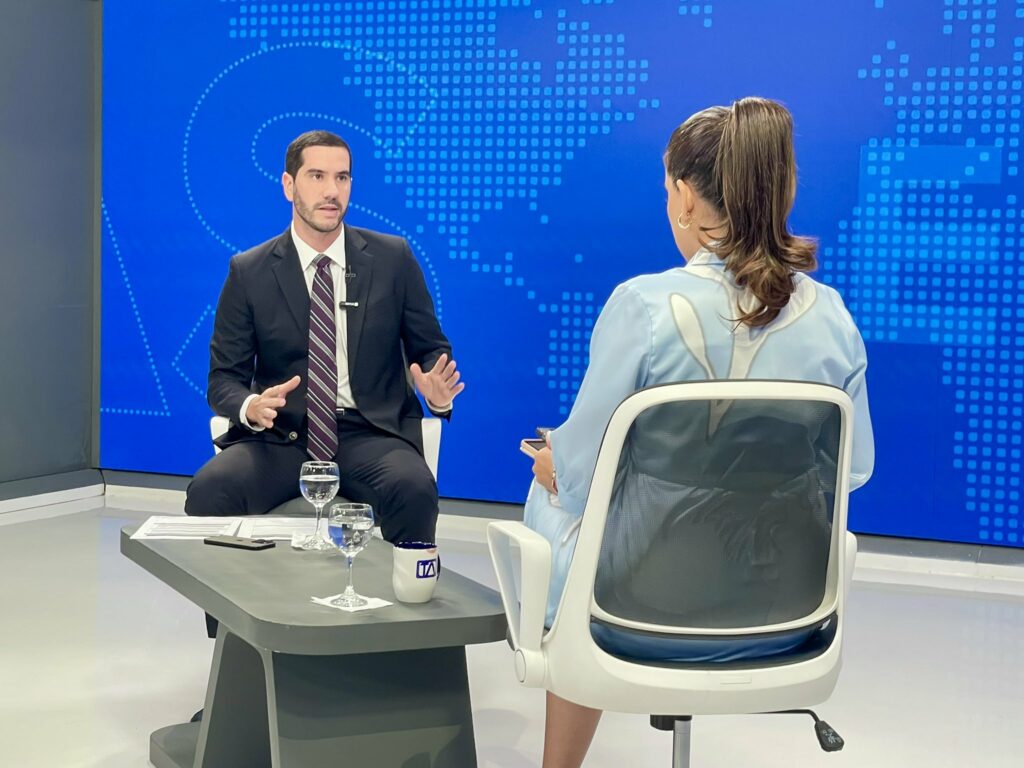 Ministro Roberto Luque se deslinda de la responsabilidad en contratos de Progen y Celec