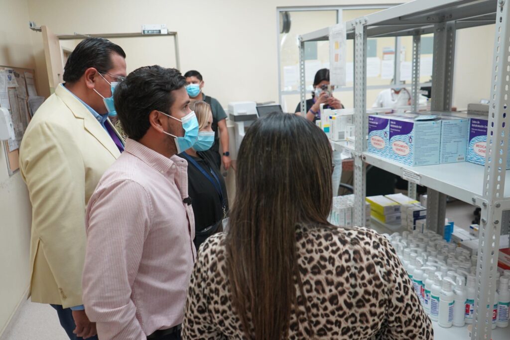 Ministros de Salud y Gobierno inspeccionan hospitales en Guayaquil