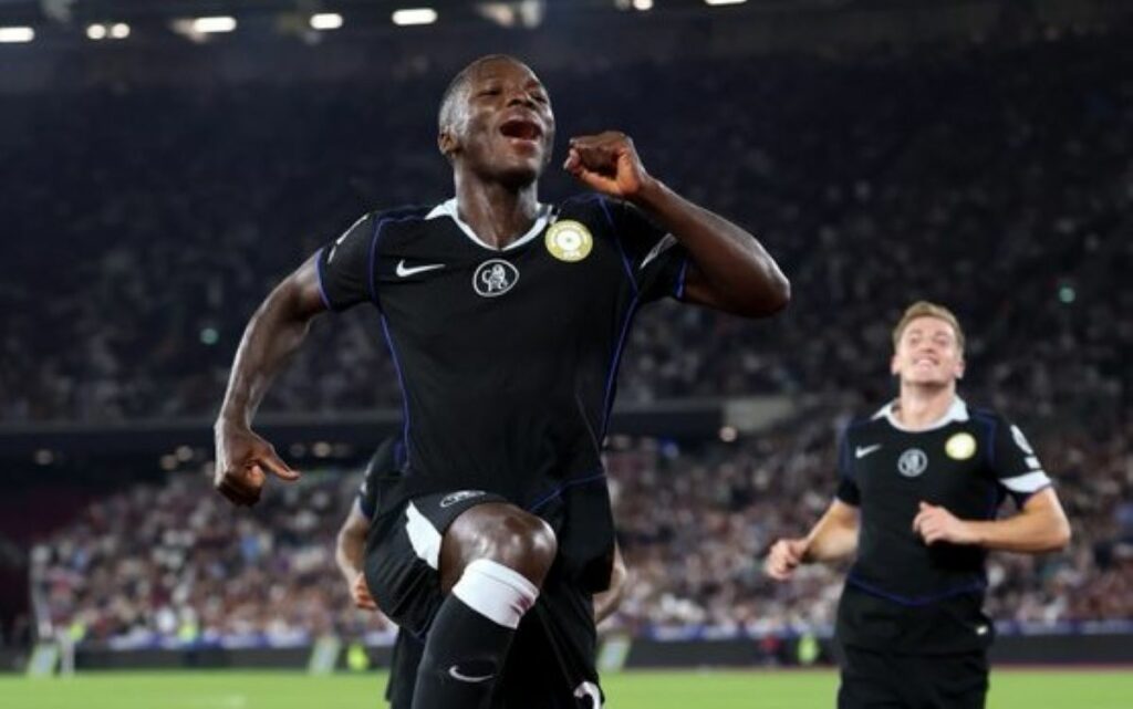 Moisés Caicedo anota en la victoria de Chelsea ante West Ham por 5-1