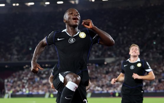 Moisés Caicedo anota en la victoria de Chelsea ante West Ham