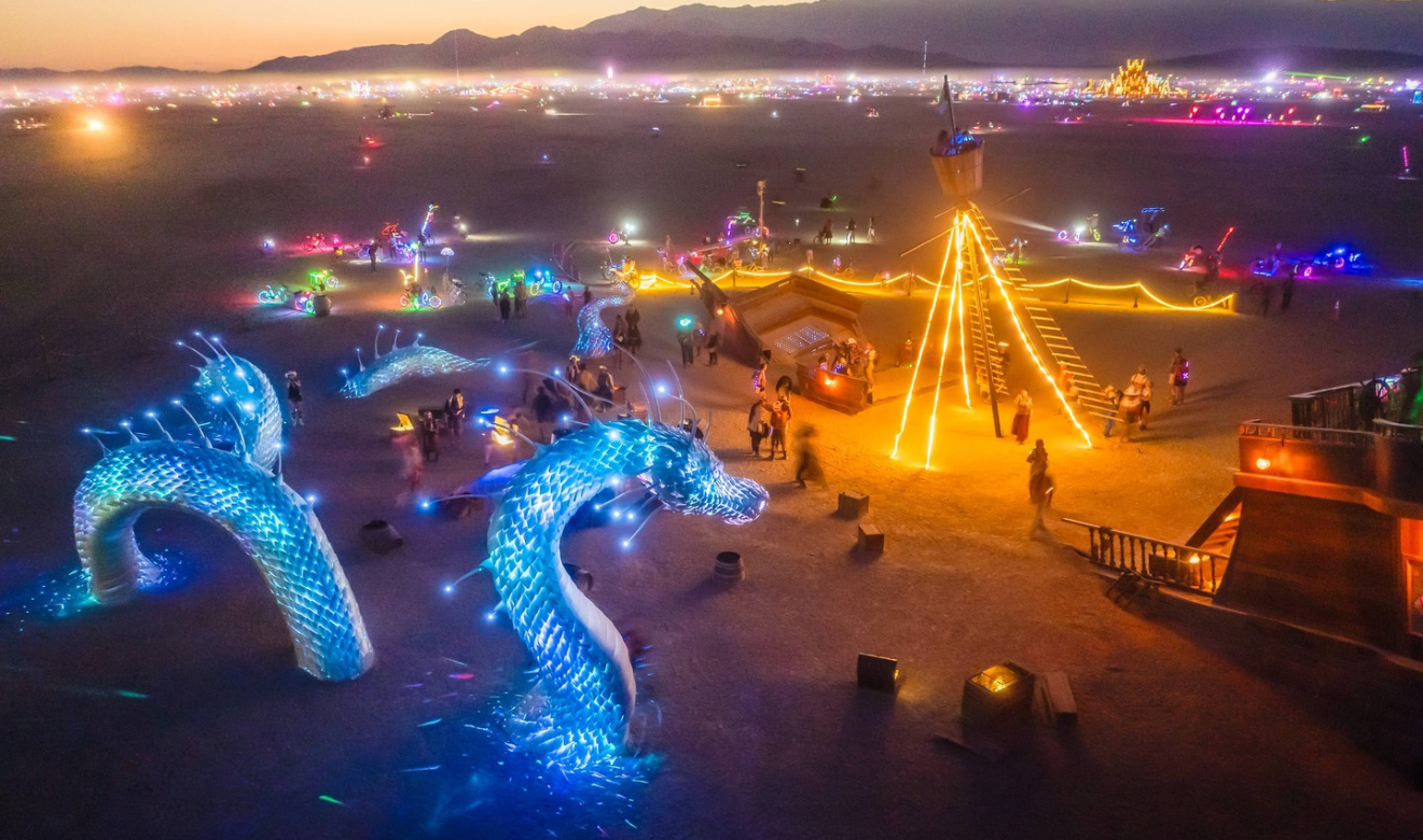 Mujer da a luz en el festival musical Burning Man sin saber que estaba embarazada