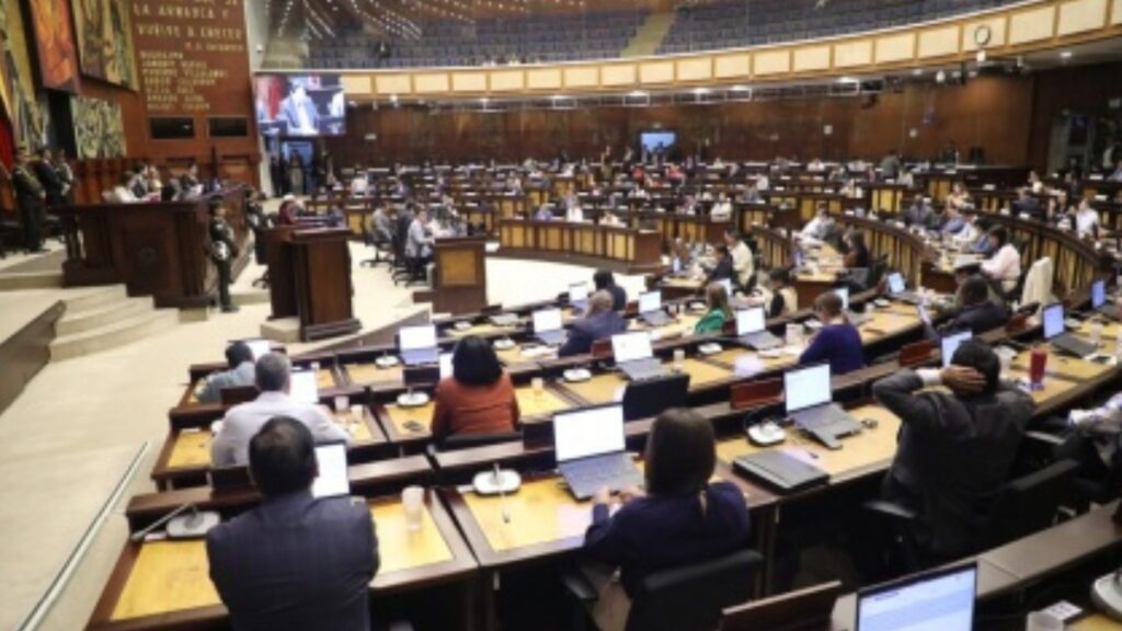 Niels Olsen posesiona a Pamela Aguirre y Edwin Aceldo como jueces elegibles de la Corte Constitucional. (AN)