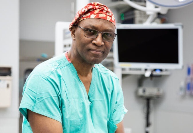 Oluyinka Olutoye, cirujano pediátrico nigeriano radicado en Estados Unidos, lideró una operación fetal sin precedentes en el Texas Children’s Hospital..jpg