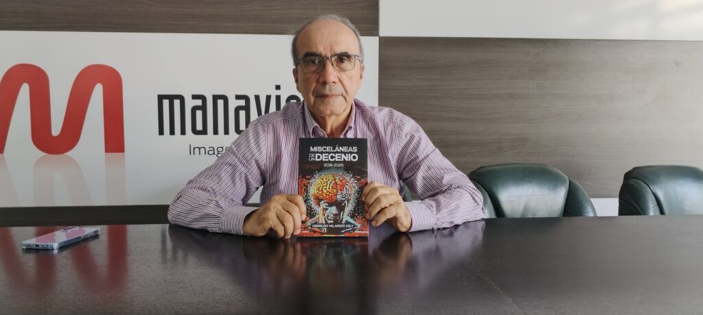 Oswaldo Valarezo con el libro que reúne unos 200 artículos de su autoría, la mayoría de ellos, publicados en El Diario.