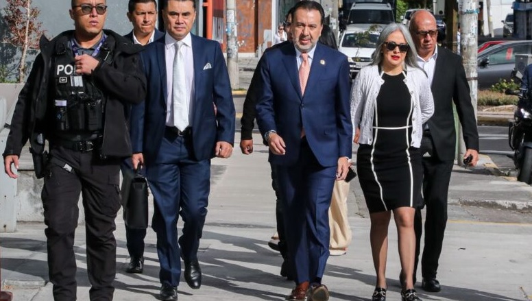 Pabel Muñoz y denunciante firman acuerdo de conciliación y desisten del juicio