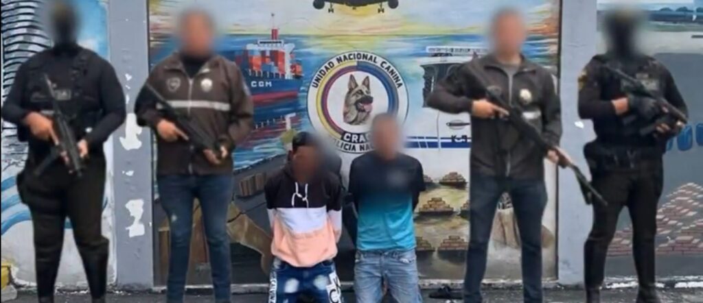 Parte de los detenidos durante el operativo que permitió el decomiso de miles de dosis de droga.