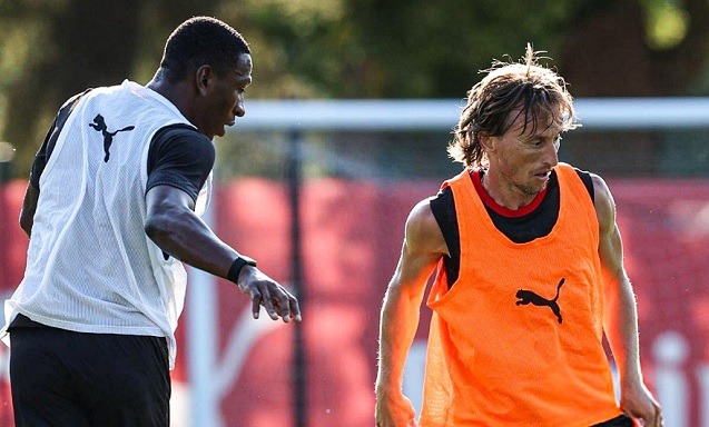 Pervis Estupiñán entrena por primera vez junto a Luka Modrić en el AC Milan.