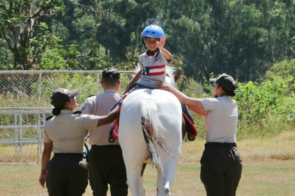 Policía Nacional de Ecuador abre inscripciones para terapias gratuitas de equinoterapia