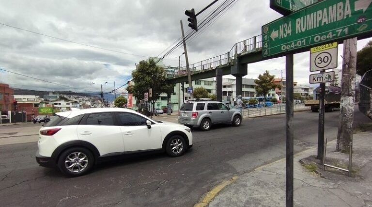 Quito inicia desmontaje de puente peatonal en el norte y construirá paso accesible