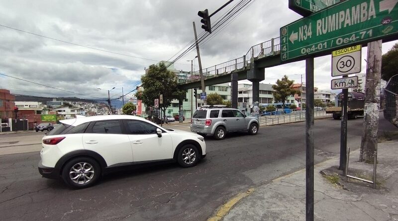 Quito inicia desmontaje de puente peatonal en el norte y construirá paso accesible