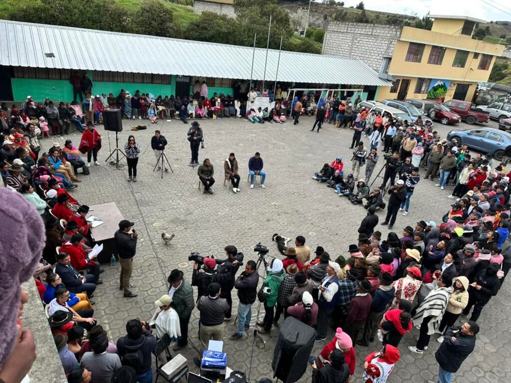 Resolución en Toacaso: La justicia indígena libera a tres policías tras disculpas a Leonidas Iza