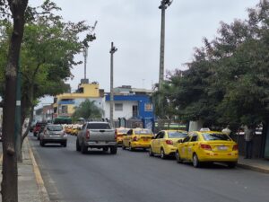 Taxistas ubicados en exteriores de terminal terrestre de Portoviejo 