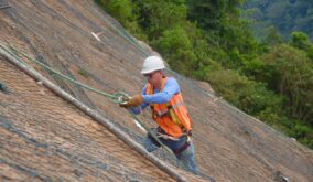 Trabajos de estabilización de talud en el km 83 de la vía Alóag-Santo Domingo alcanzan el 70 % de avance