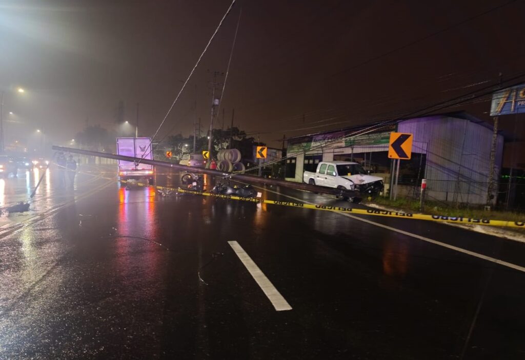Trágico accidente en Santo Domingo: Motociclista muere al caerle poste por choque de camioneta