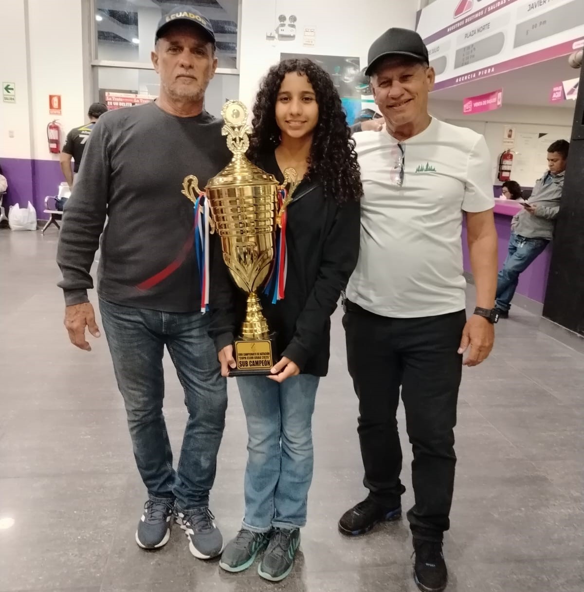 Uma Córdova (centro) junto al entrenador Ramón del Toro, y su padre, Eduardo Córdova