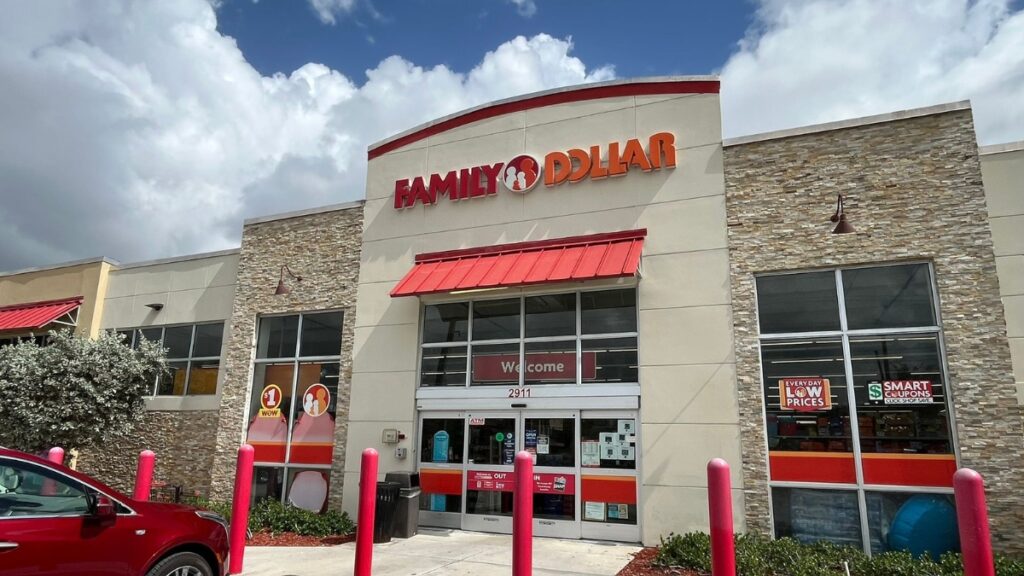 Un Family Dollar ubicado en la avenida Griffin, en Fort Lauderdale, Florida, punto de referencia para muchos migrantes que buscan productos accesibles cerca de casa. (Kike Perdomo)