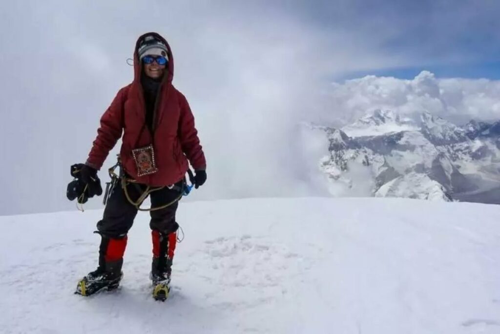 Un hombre murió al intentar ayudar a una alpinista atrapada a 7.000 metros de altura; rescate se canceló