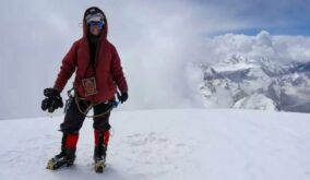 Un hombre murió al intentar ayudar a una alpinista atrapada a 7.000 metros de altura; rescate se canceló