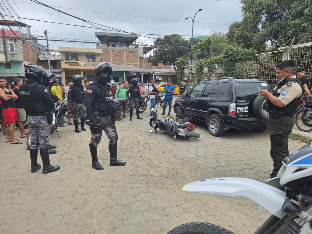Un hombre resultó asesinado de varios disparos este martes 5 de agosto a las 12h50 en los exteriores de un colegio, en Portoviejo.