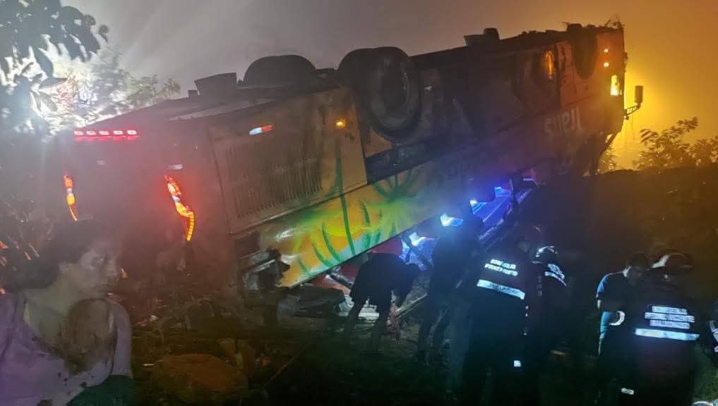 Un muerto y diez heridos en volcamiento de bus en vía Calacalí-La Independencia